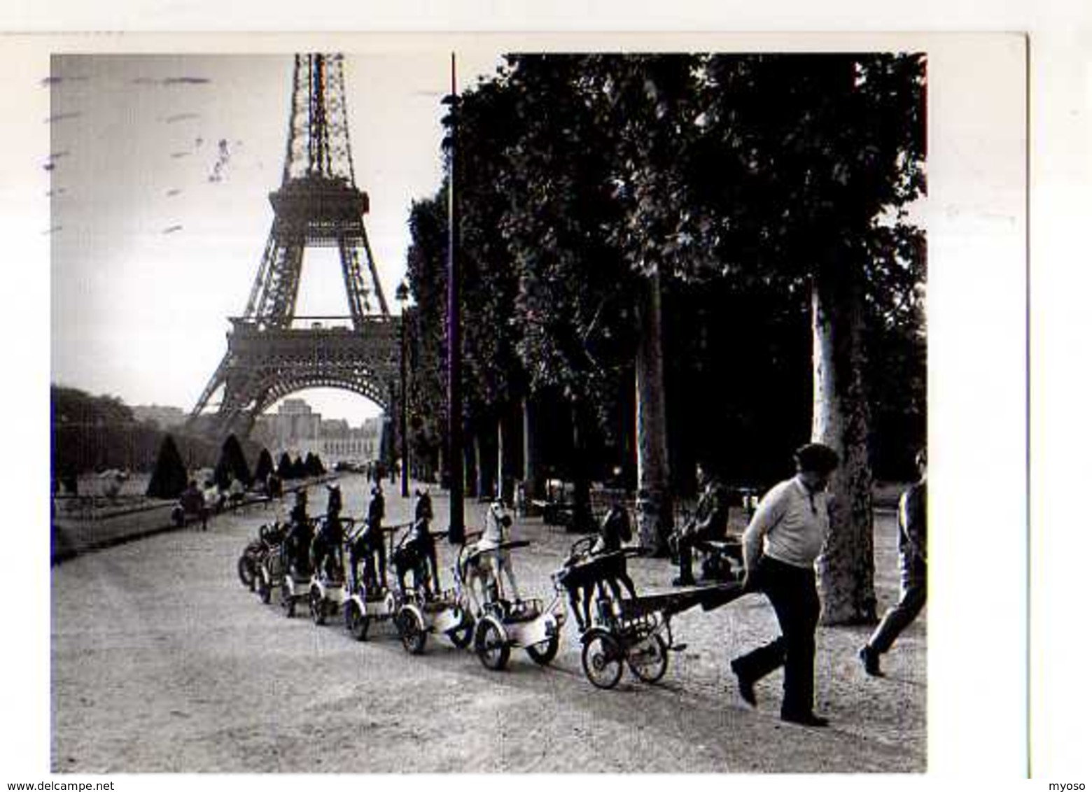 Robert DOISNEAU Tour Eiffel Transport De Chevaux De Bois  De Maneges Ou De Vehicules D'enfants? - Doisneau