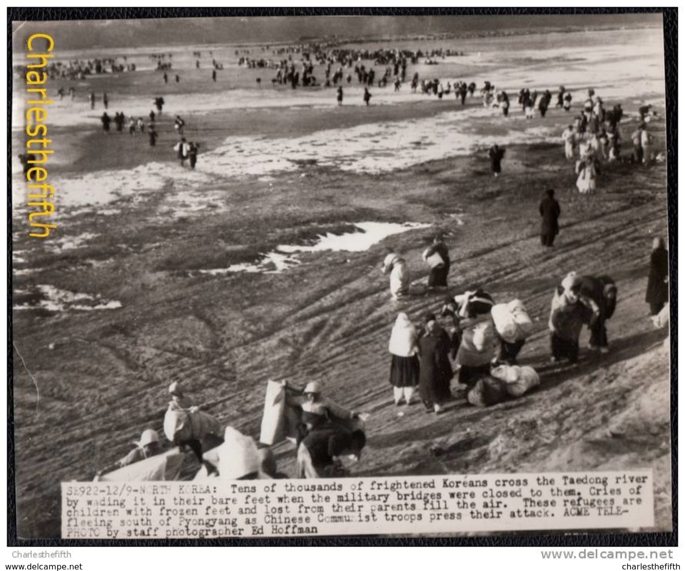 EXCLUSIVE LARGE PRESS PHOTO  - NORTH KOREA - FRIGHTENED KOREANS CROSS THE TAEDONG RIVER - Guerres - Autres