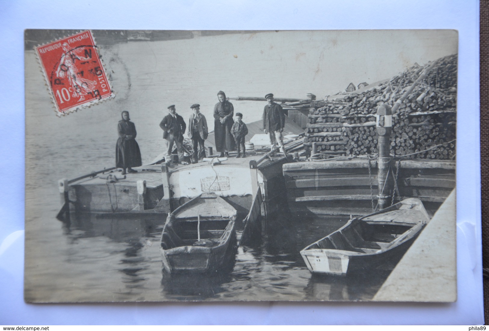 Carte-photo-peniche Avec Mariniers -tas De Bois-au Cul Du Bateau Et Lu A La Loupe"l'ile Doree-NV 377-F-piat Francois" - Péniches