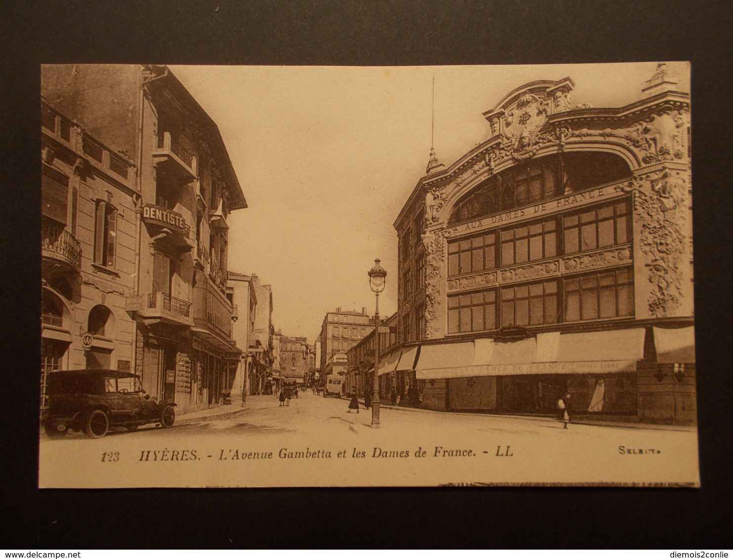 Carte Postale - HYERES (83) - Avenue Gambetta Et Dames De France (2141) - Hyeres