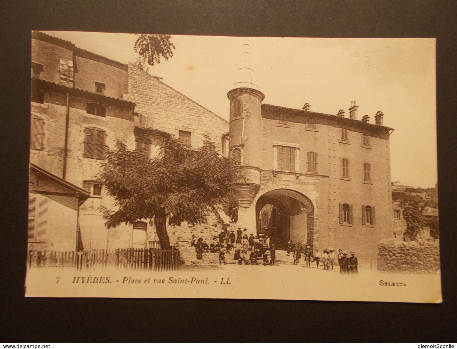 Carte Postale - HYERES (83) - Place Et Rue Saint Paul (2143) - Hyeres