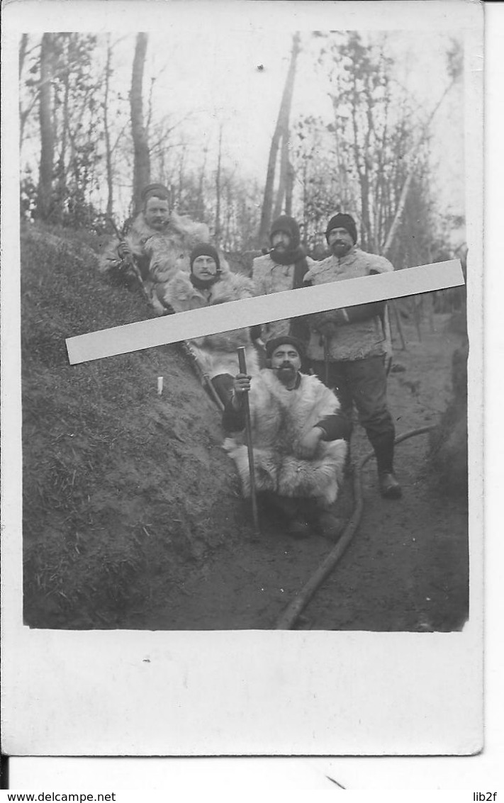 1915 Groupe De Poilus Soldats Français En Peaux De Moutons Avec Cannes Sculptées Artisanat De Tranchées 1carte Photo Ww1 - War, Military