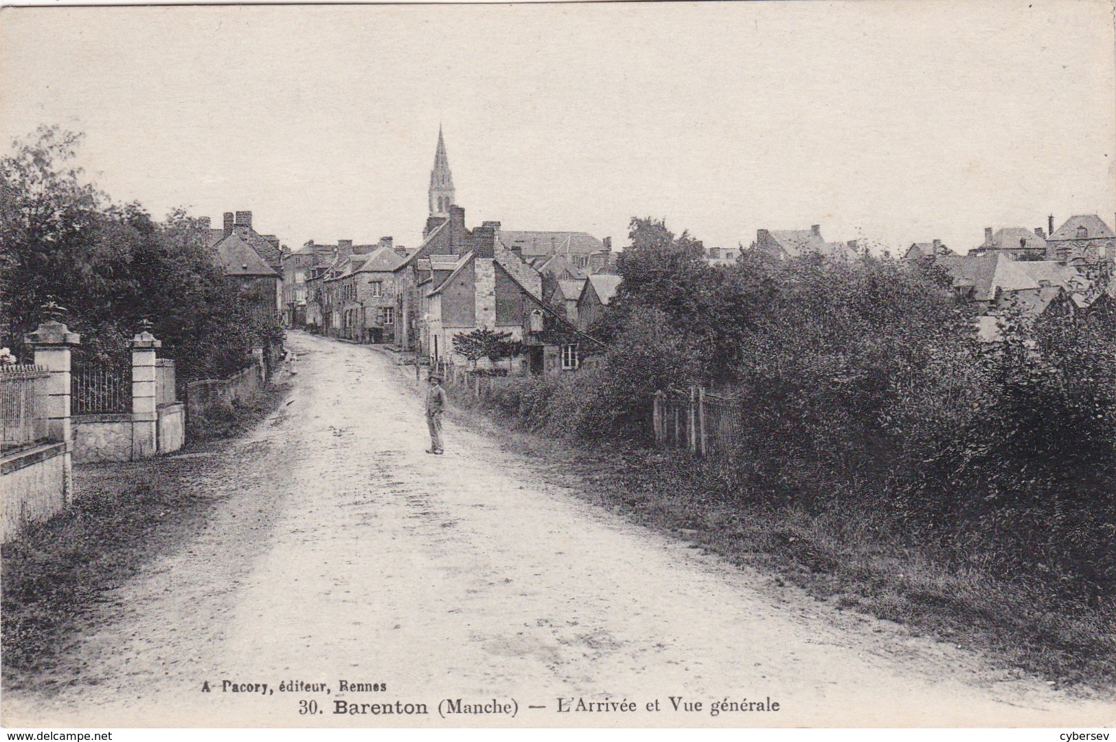 BARENTON - L'Arrivée Et Vue Générale - Carte RARE - Barenton