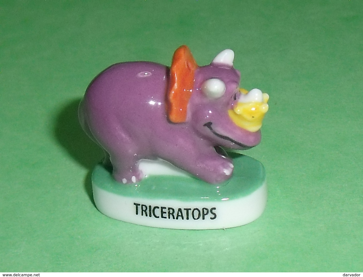 Fèves / Animaux / Dinosaure : Triceratops    T105 - Animaux