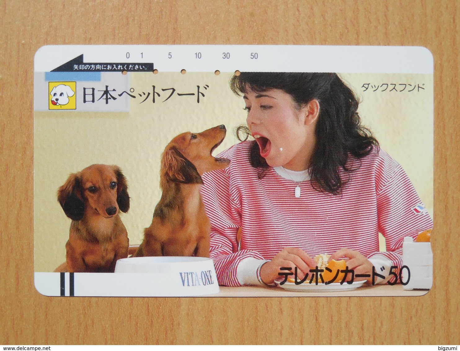 Japon Japan Free Front Bar, Balken Phonecard  / 110-7237 / Woman With 2 Dackel Teckel Dachshund / With Bars On Rearside - Personen