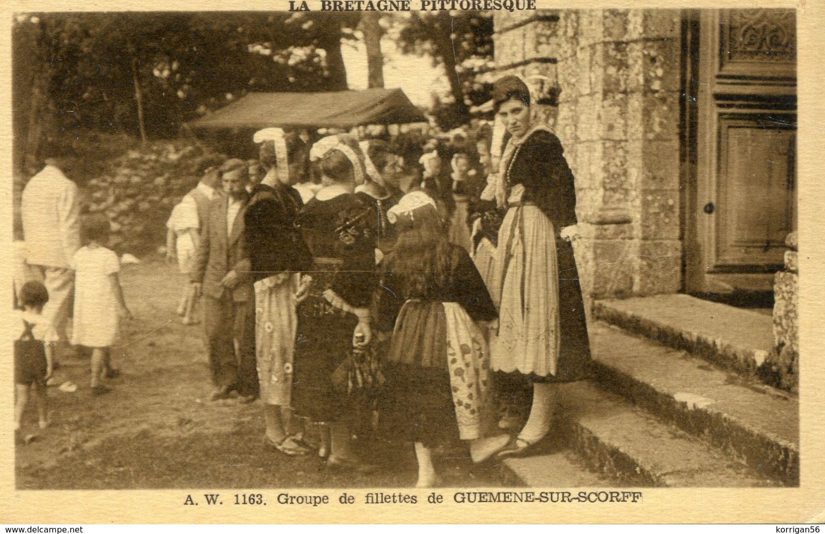 GUEMENE SUR SCORFF **** FILLETTES EN COSTUMES A LA SORTIE DE L EGLISE  **** - Guemene Sur Scorff