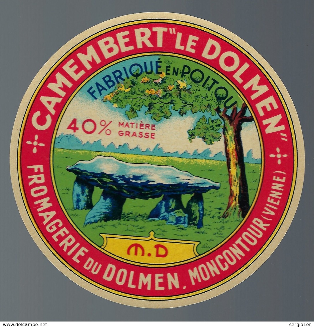 Etiquette Fromage  Camembert  Le Dolmen Fabriqué En Poitou "MD" Fromagerie Du Dolmen Moncontour Vienne - Fromage