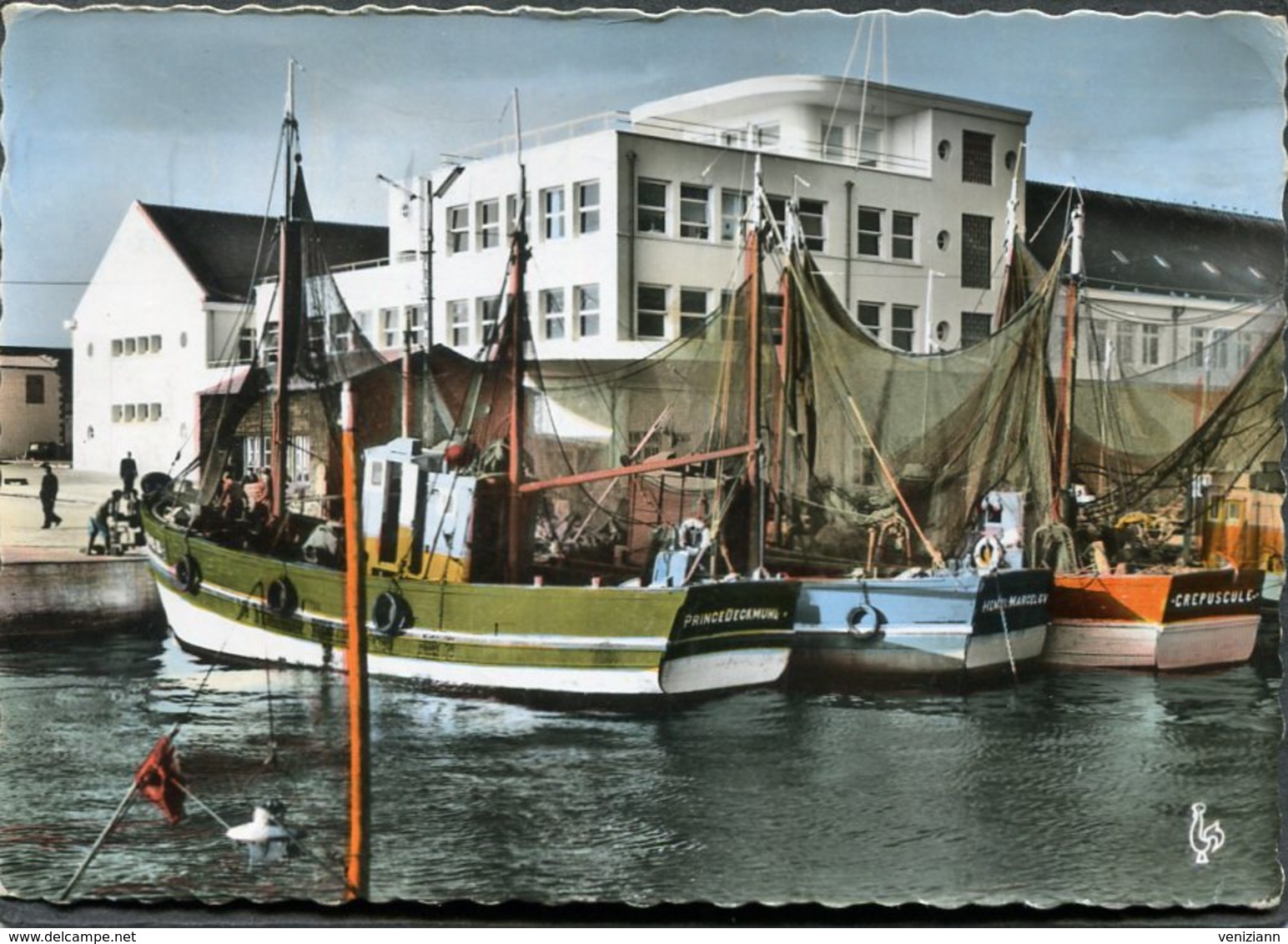 CPSM - GUILVINEC - Nouvelle Criée Et Un Coin Du Port, Animé - Bateaux De Pêche - Guilvinec