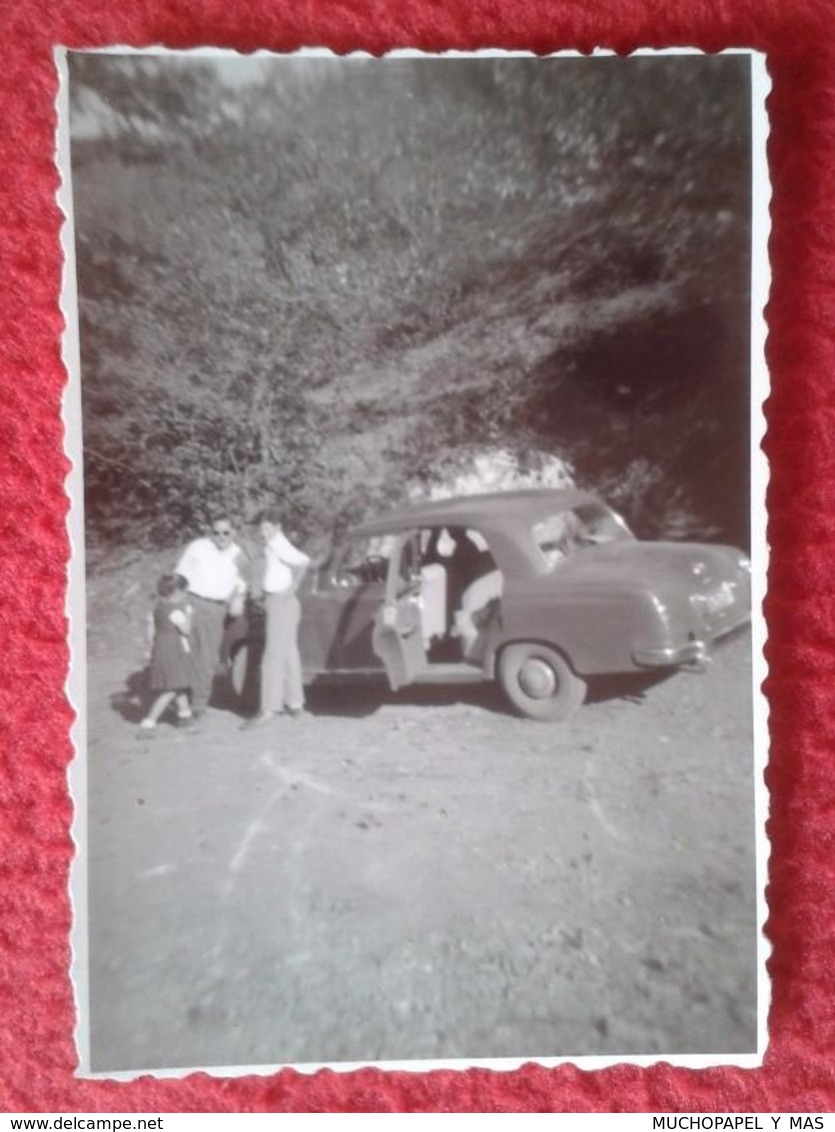 FOTO FOTOGRAFÍA OLD PHOTO PERSONAS CON ANTIGUO COCHE CAR MERCEDES PONTÓN ? SEAT ? FORD ? OPEL ? VOLVO ? VER FOTO/S Y DES - Coches