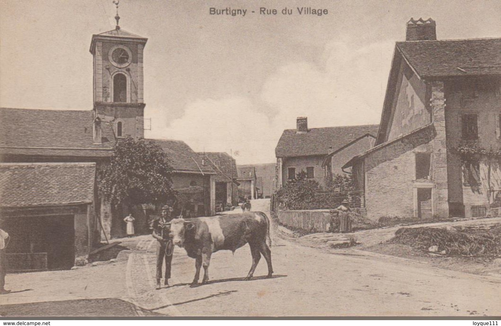 Burtigny - Rue Du Village (vache En Gros Plan) - Burtigny