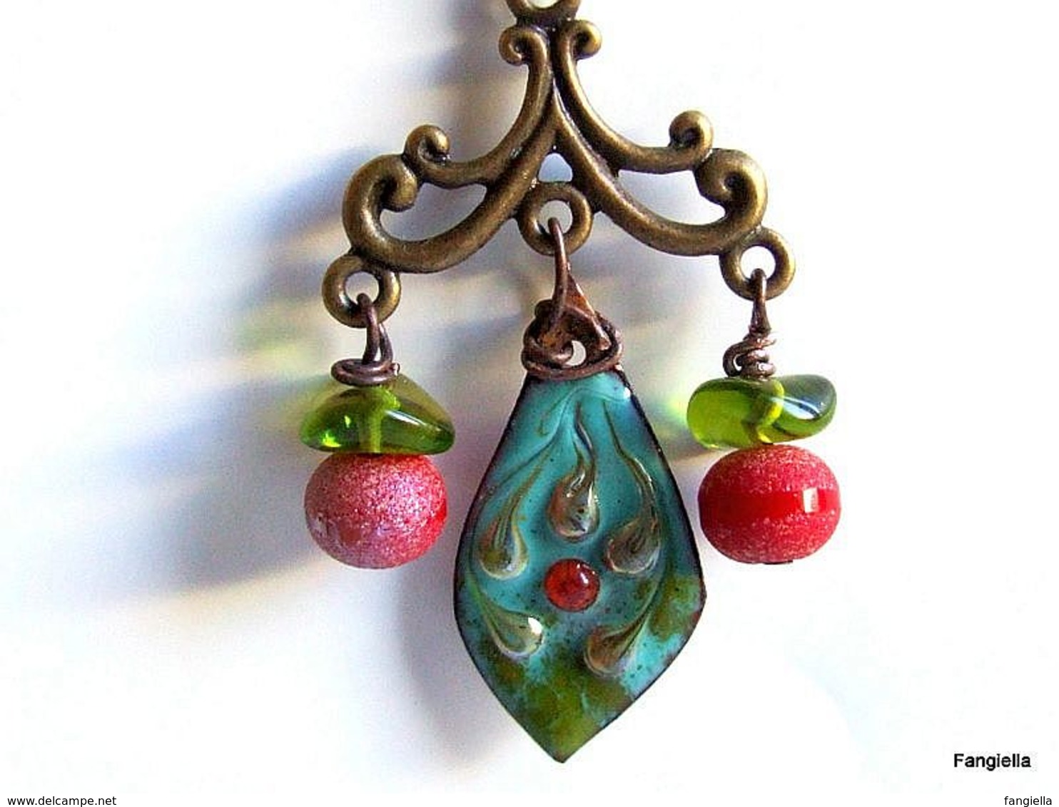 Boucles d'oreilles turquoise rouge cerise vert émaux sur cuivre quartz titane verre chandelier  Un merveilleux travail a