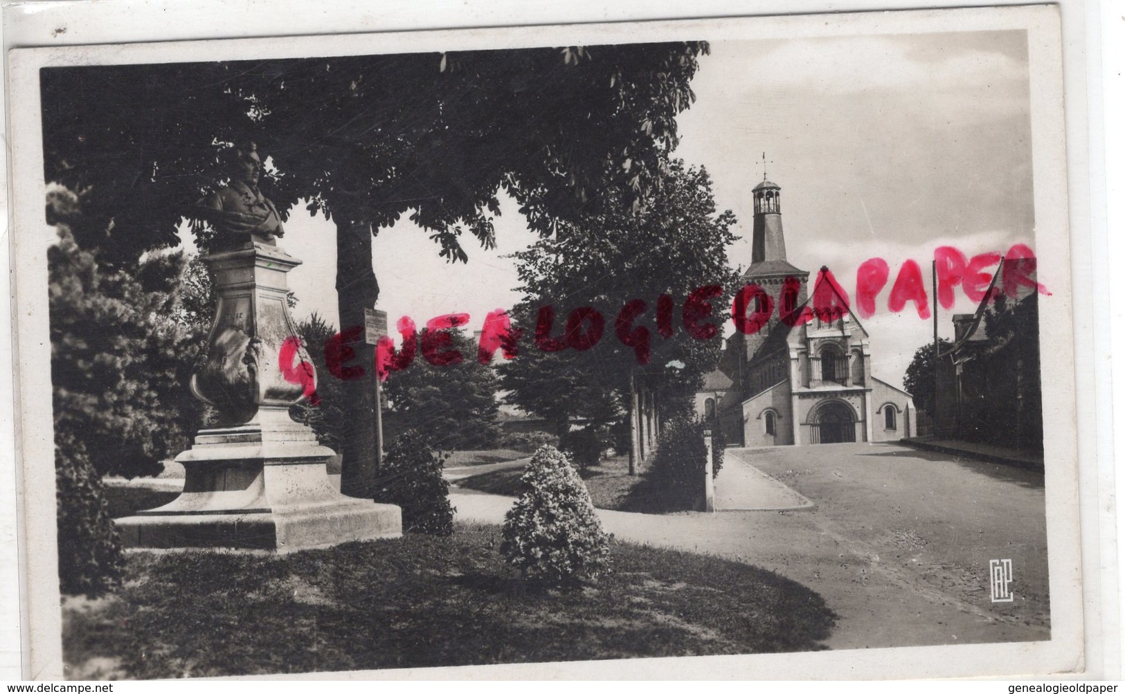 53-  CHATEAU GONTIER- STATUE DU PETE LOYSON ET L' EGLISE SAINT JEAN - CARTE PHOTO 1942 - Chateau Gontier