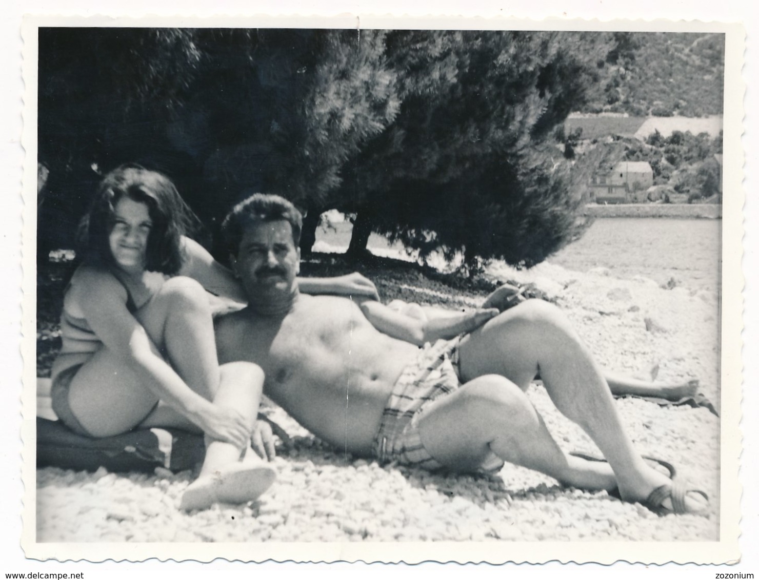 REAL PHOTO  Trunks Man And Girl Kid On Beach Homme And Fillette Sur Plage Old Bent Photo - Personnes Anonymes