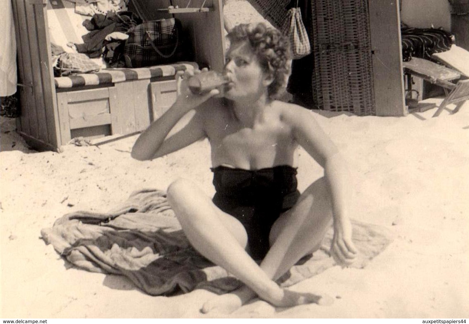 Photo Originale Plage & Maillot De Bain Pour Pin-Up En Plein Rafraîchissement Buvant Au Goulot - Pin-ups