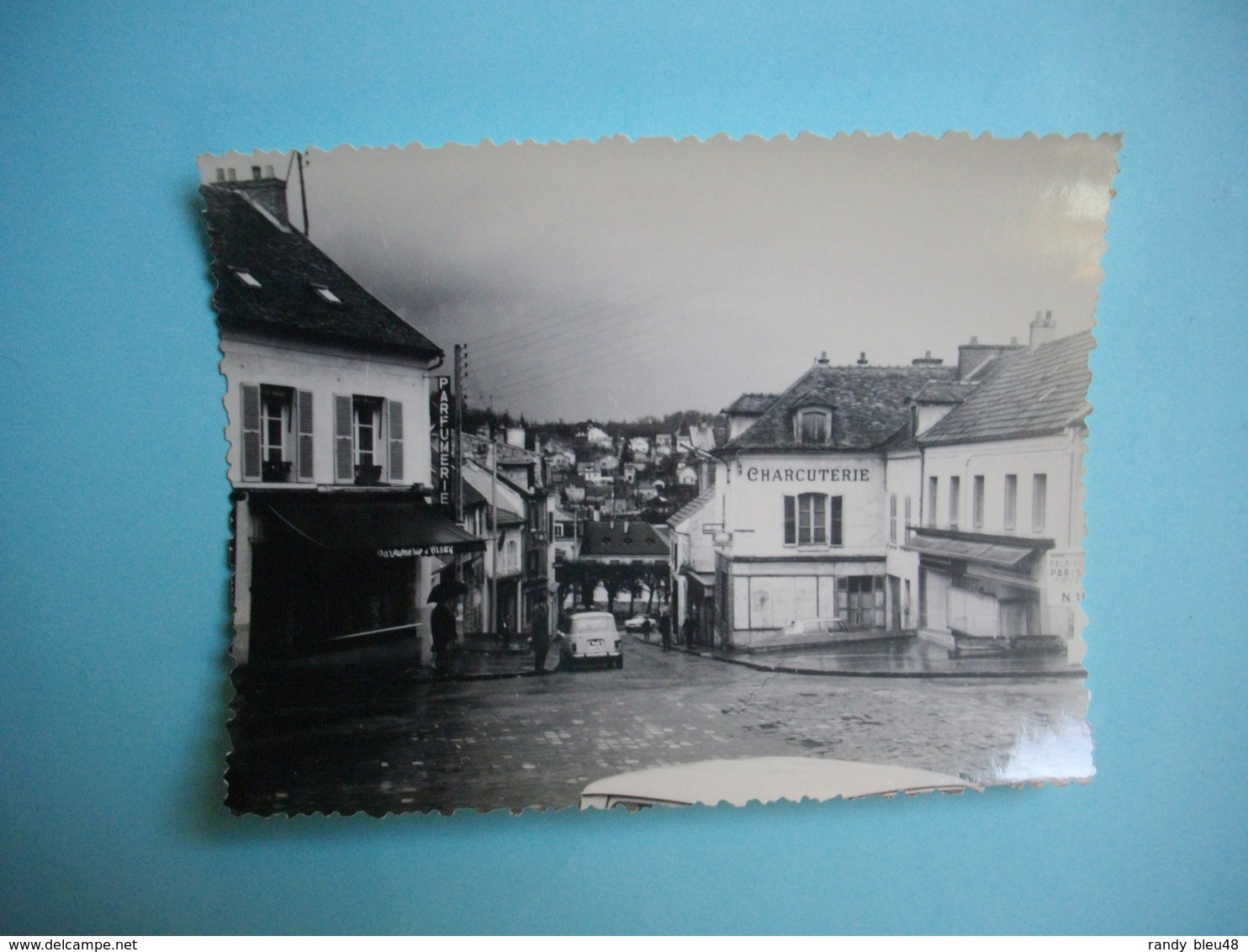 PHOTOGRAPHIE   ORSAY  -  91  -  Centre Du Bourg  -  Parfumerie  -  Charcuterie  -  8,3 X  11  Cms - 1965 -  Essonne - Orsay