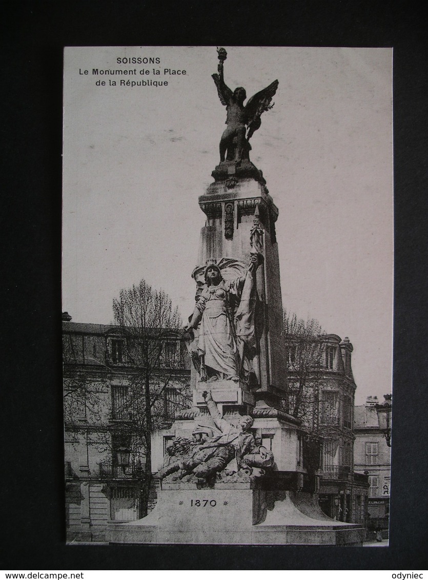 Soissons Le Monument De La Place De La Republique - Picardie