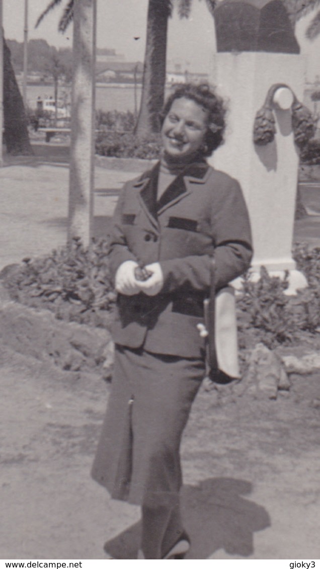 FOTO A BRINDISI PIAZZA VITTORIO EMANUELE - Persone Anonimi