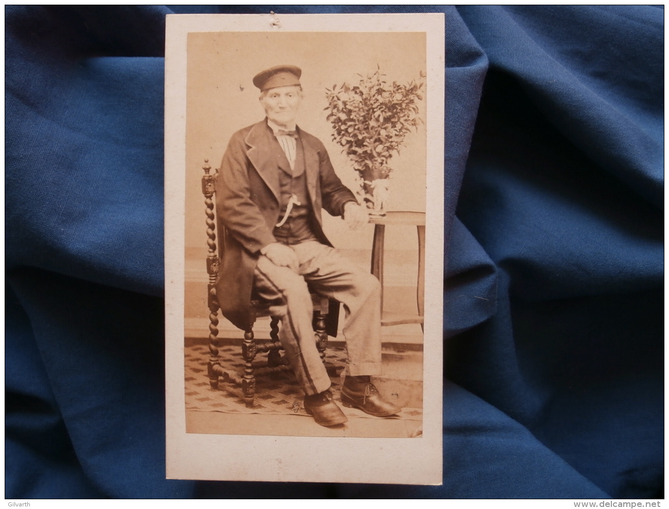 Photo CDV Charles Haas à Paris - Homme Assis, Casquette D'ouvrier, Second Empire Vers 1865 L365 - Anciennes (Av. 1900)