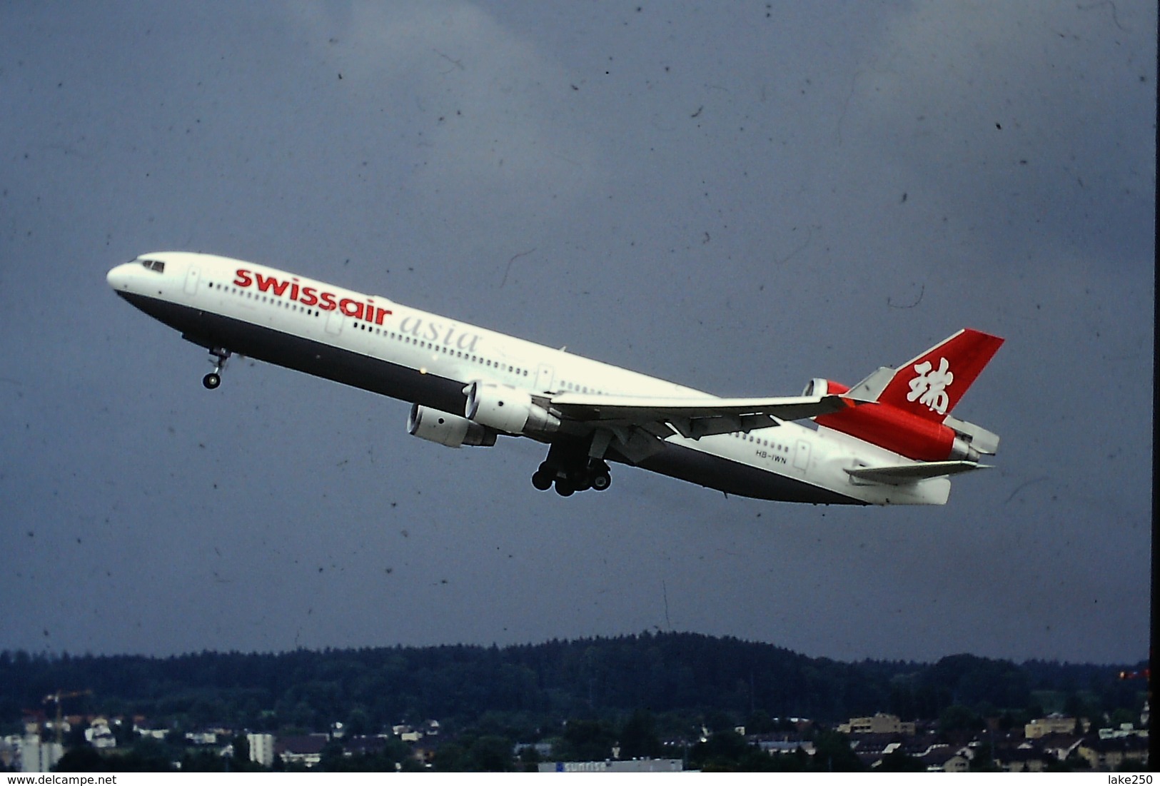 DIAPOSITIVA  SLIDE  AEREO MD 11 SWISSAIR ASIA  A  ZURIGO - Diapositives (slides)