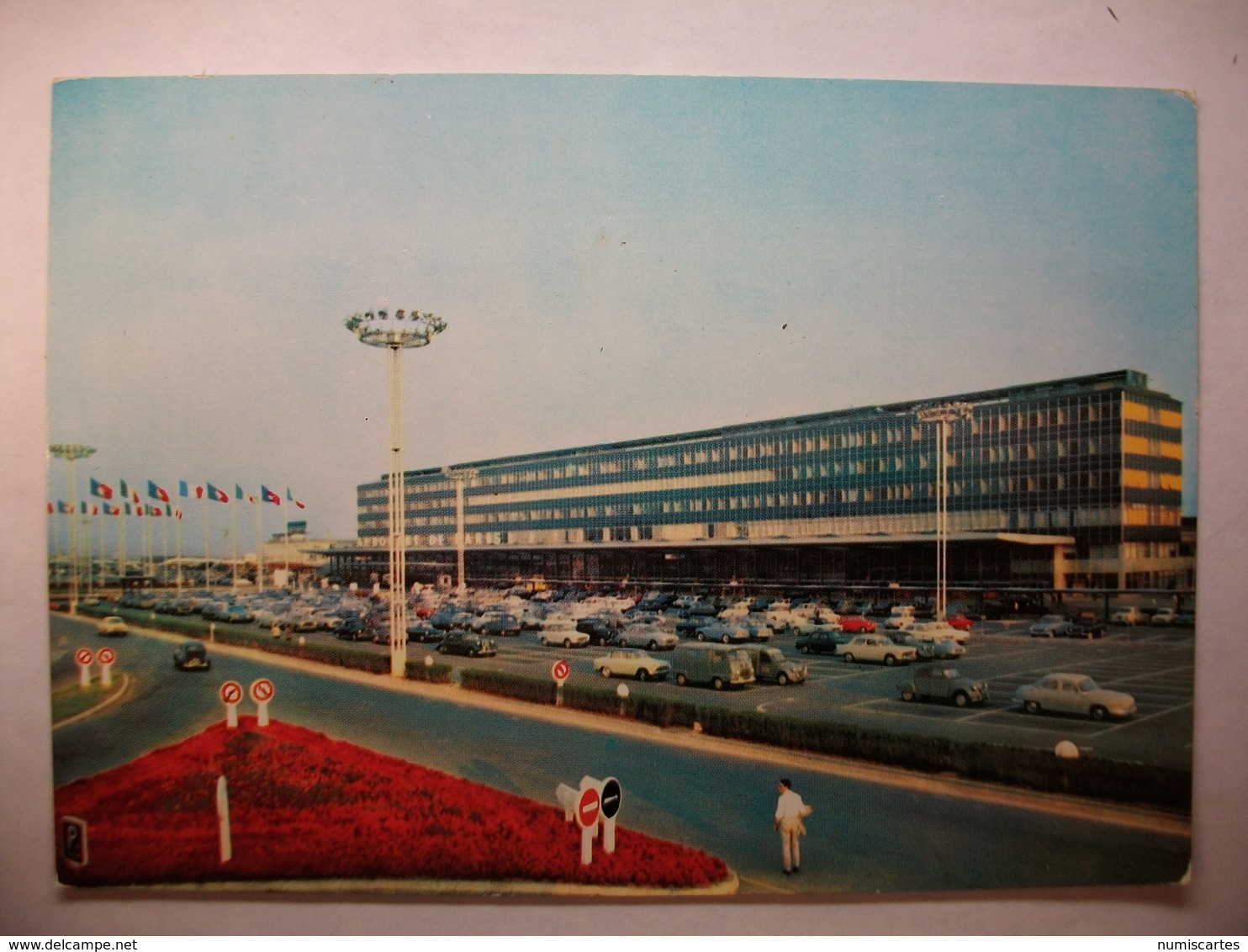 Carte Postal Aéroport De Paris-Orly -l'Aerogare Et Le Parking (Couleur Non Circulée ) - Aérodromes