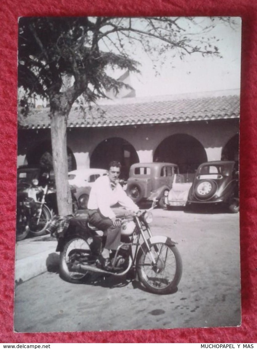 FOTO FOTOGRAFÍA PHOTO HOMBRE EN MOTO MOTOCICLETA COCHES AL FONDO OSSA?DERBI?MONTESA? GUZZI? SANGLAS? CARS MOTORCYCLE VER - Coches