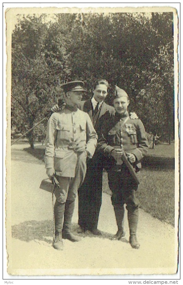 Carte Photo. Militaria. Cavalier. Soldat Avec Décorations Et Jeune Homme. - Krieg, Militär