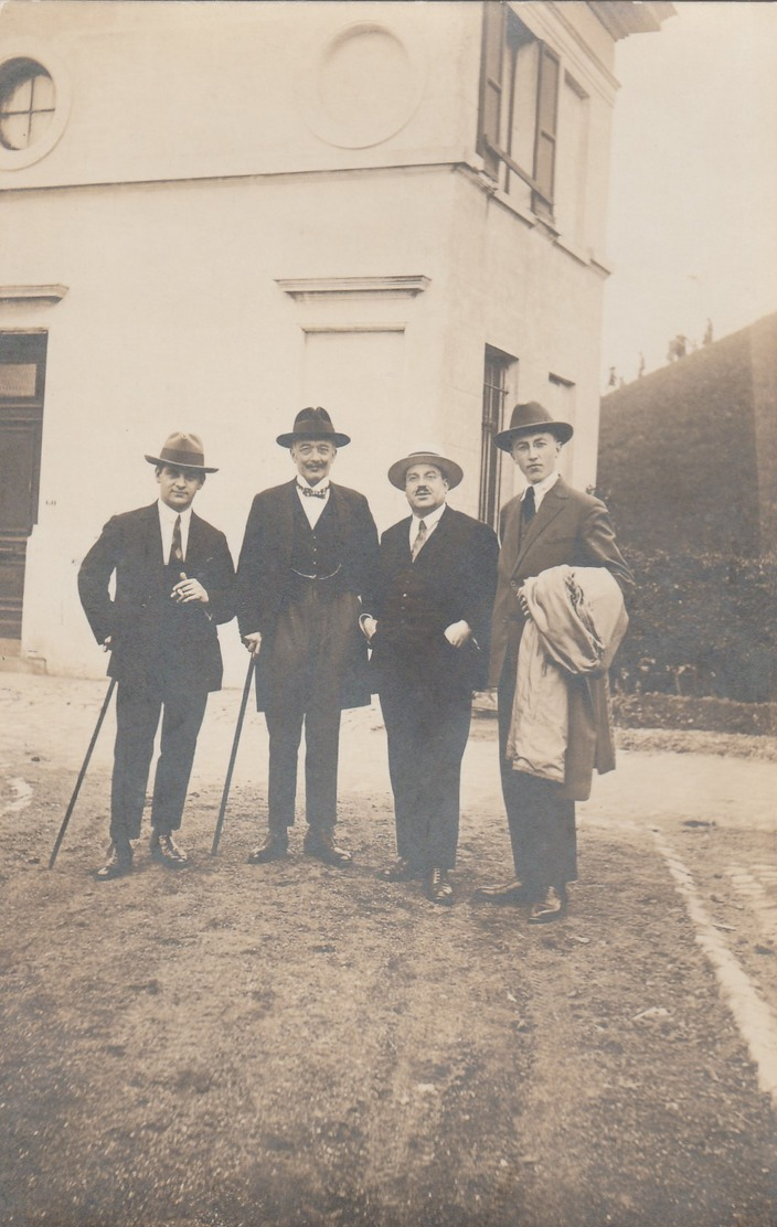 Waterloo ,pose Devant La Butte Du Lion ; Photocarte - Waterloo