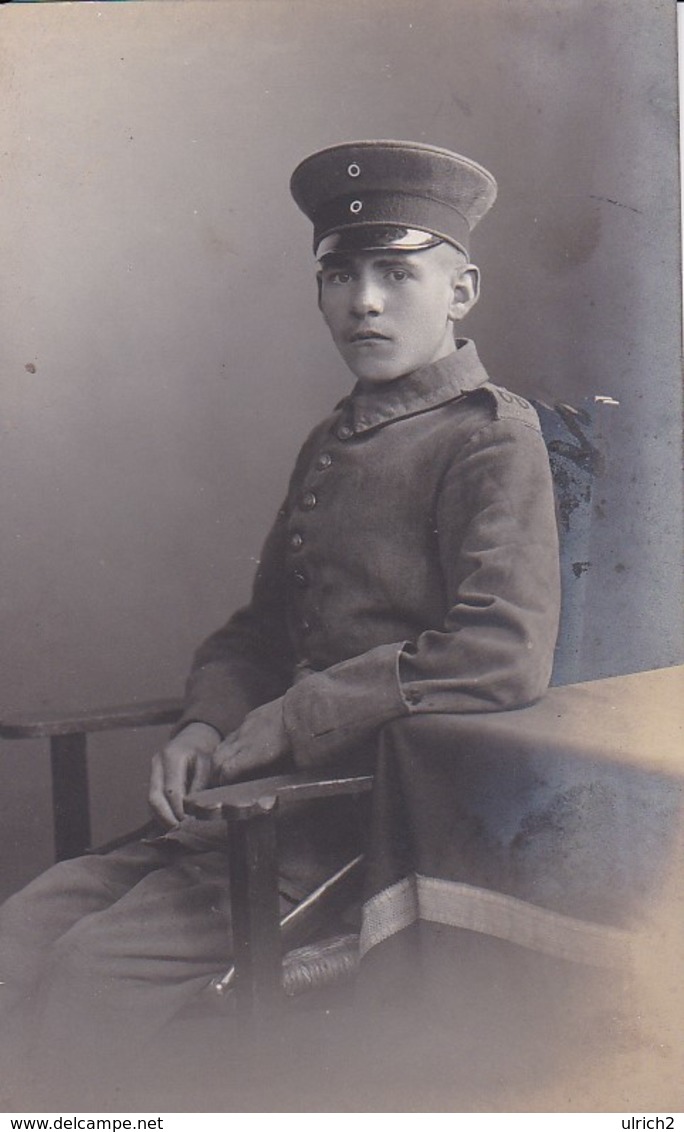 AK Foto Deutscher Soldat Mit Schirmkappe - 1. WK (33760) - Guerre 1914-18