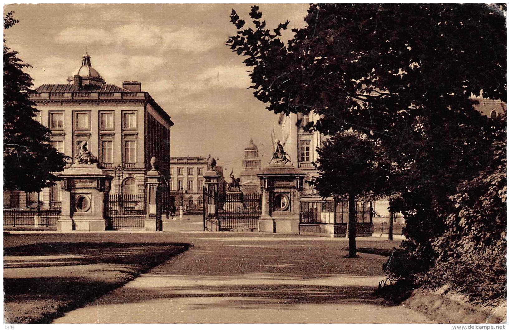 BRUXELLES - Une Entrée Du Parc - Bossen, Parken, Tuinen