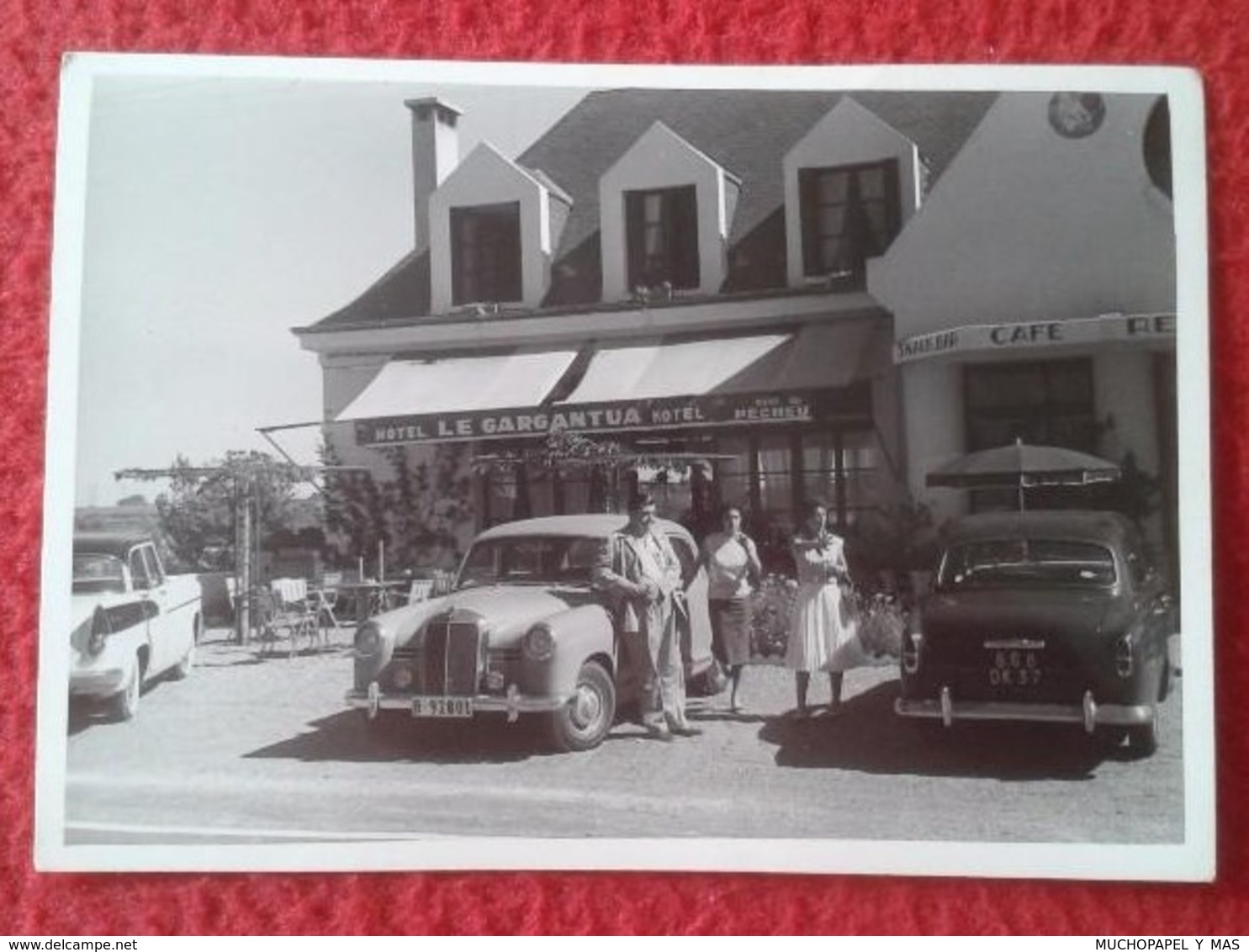 FOTO FOTOGRAFÍA OLD PHOTO GRUPO DE PERSONAS CON COCHES ANTIGUOS EN HOTEL LE GARGANTUA FRANCE ? FRANCIA ? CAR COCHE VER - Coches