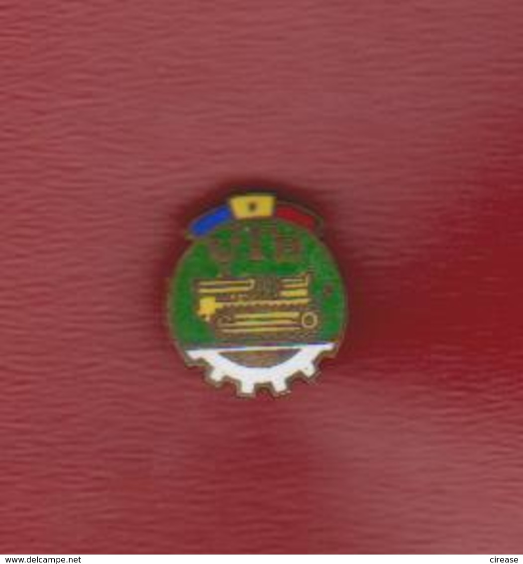 TRACTOR FACTORY BRASOV ROMANIA PIN - Pin's (Badges)