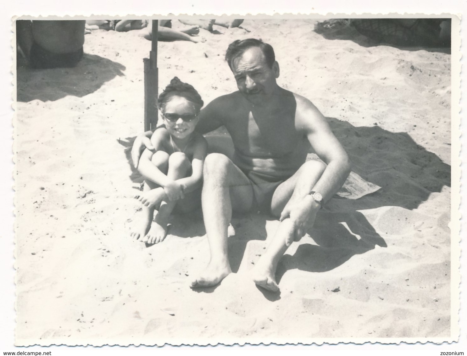 REAL PHOTO Man And Cute Kid Girl Sit On Beach Homme Et Fillette Sur Plage Old Orig - Autres & Non Classés