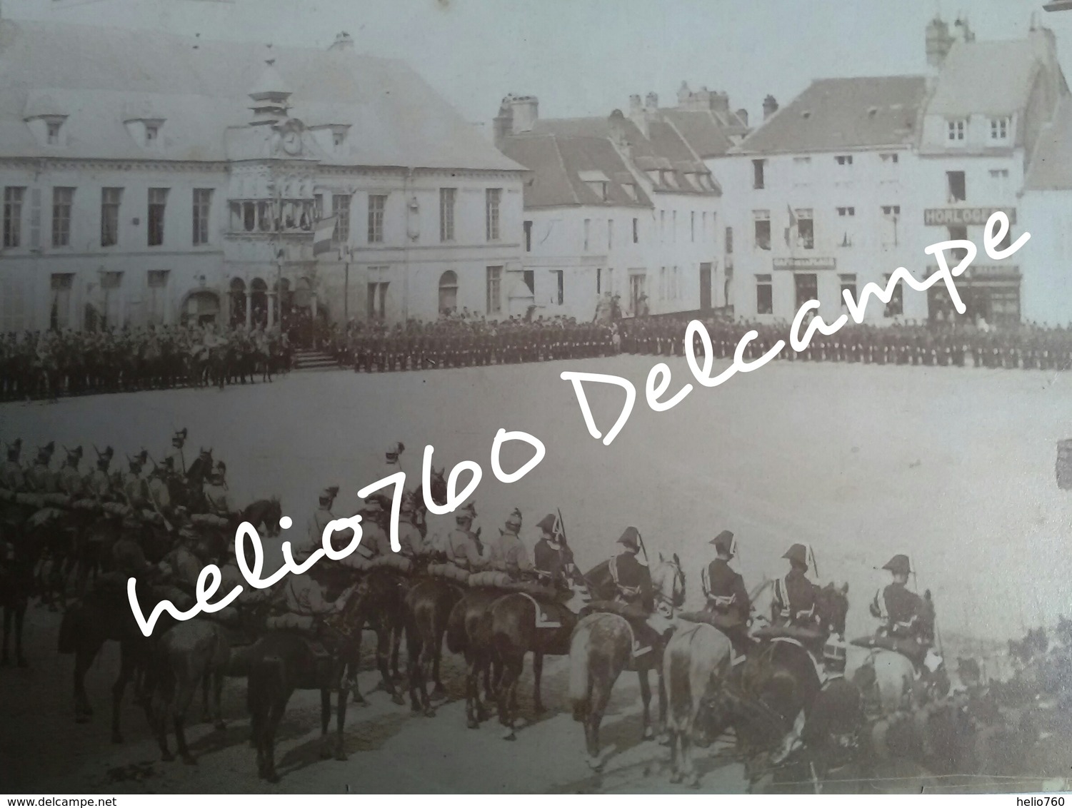 62 Pas De Calais HESDIN Vers 1890 Revue Militaire Place D'armes Hôtel De Ville Soldats 14 Juillet ? - Anciennes (Av. 1900)