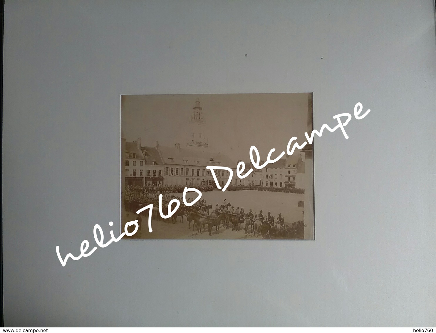 62 Pas De Calais HESDIN Vers 1890 Revue Militaire Place D'armes Hôtel De Ville Soldats 14 Juillet ? - Anciennes (Av. 1900)