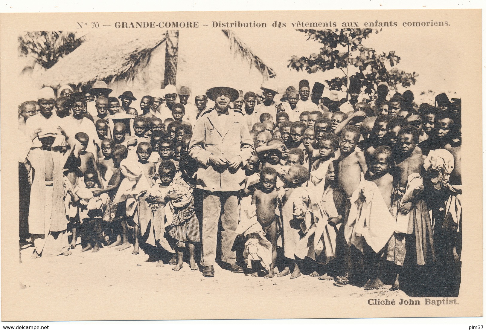 GRANDE COMORE - Distribution De Vètements Aux Enfants Comoriens - Comoros