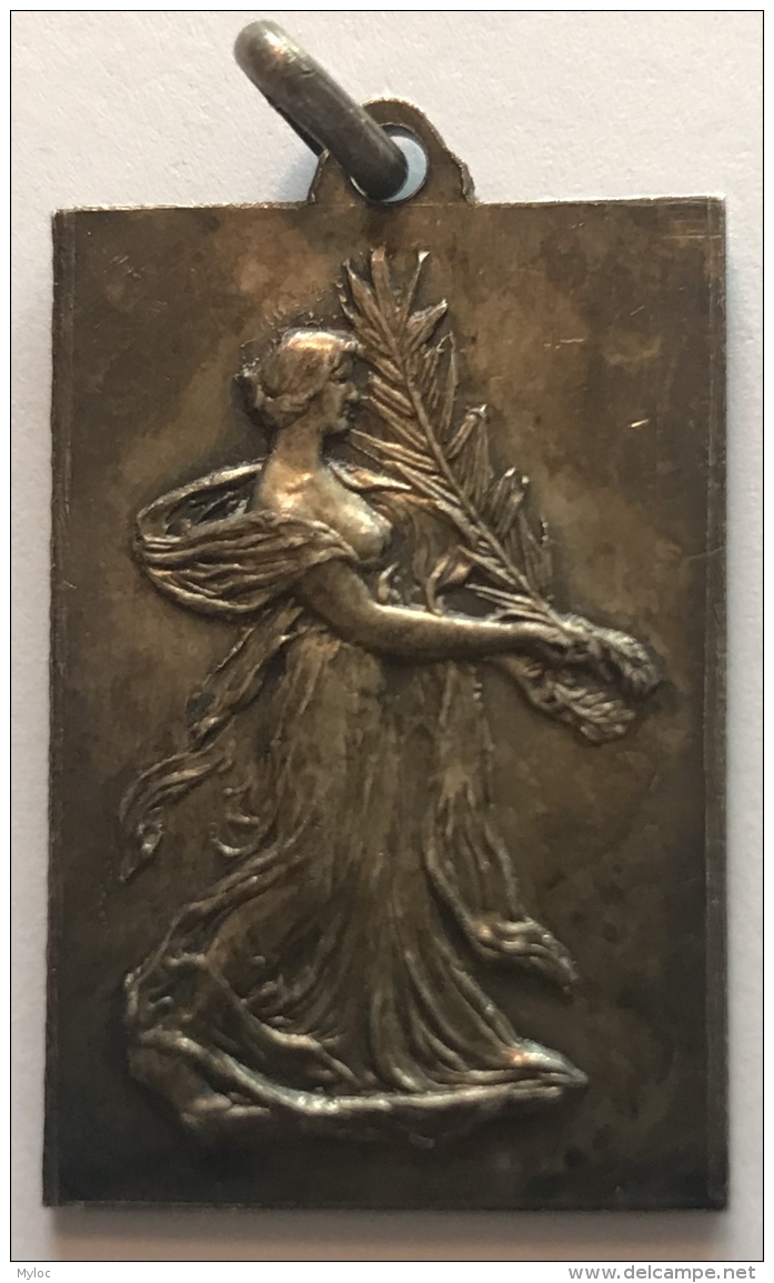 Médaille. Commune D'Etterbeek 1927. Fête D'élcairage Et D'étalages. 23 X 35 Mm - Profesionales / De Sociedad