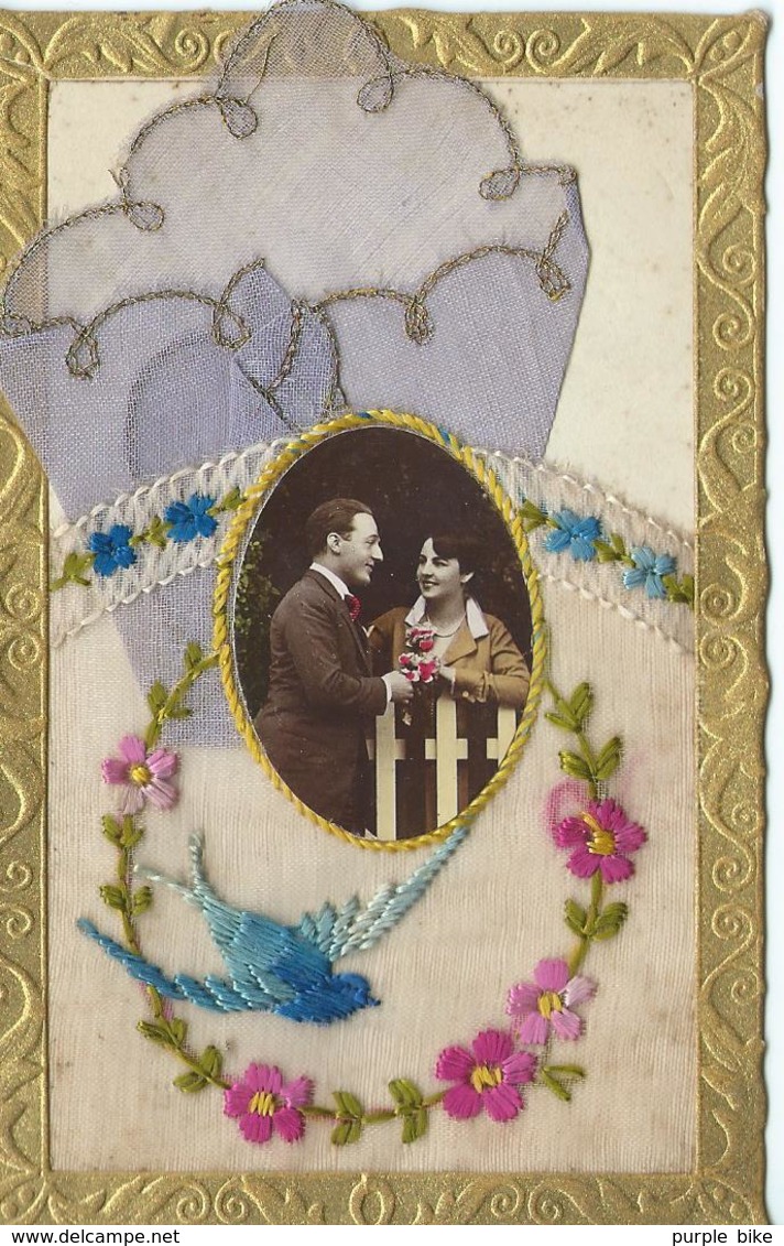 CPA FANTAISIE BRODEE  Pochette + Mouchoir Brodé Fleurs Hirondelle Médaillon Couple Joli Cadre 1931 TBE - Borduurwerk
