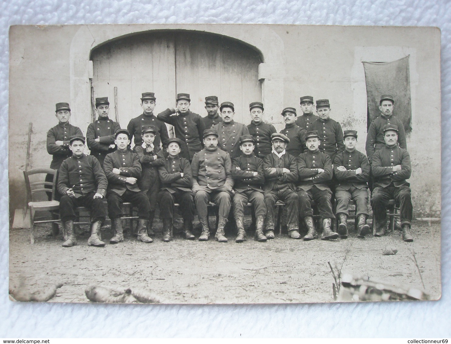 Carte Postale Photo D'un Groupe De Soldats Français à PIERRELATTE Le  Janvier 1915 / 140e Régiment D'Infanterie - Autres & Non Classés
