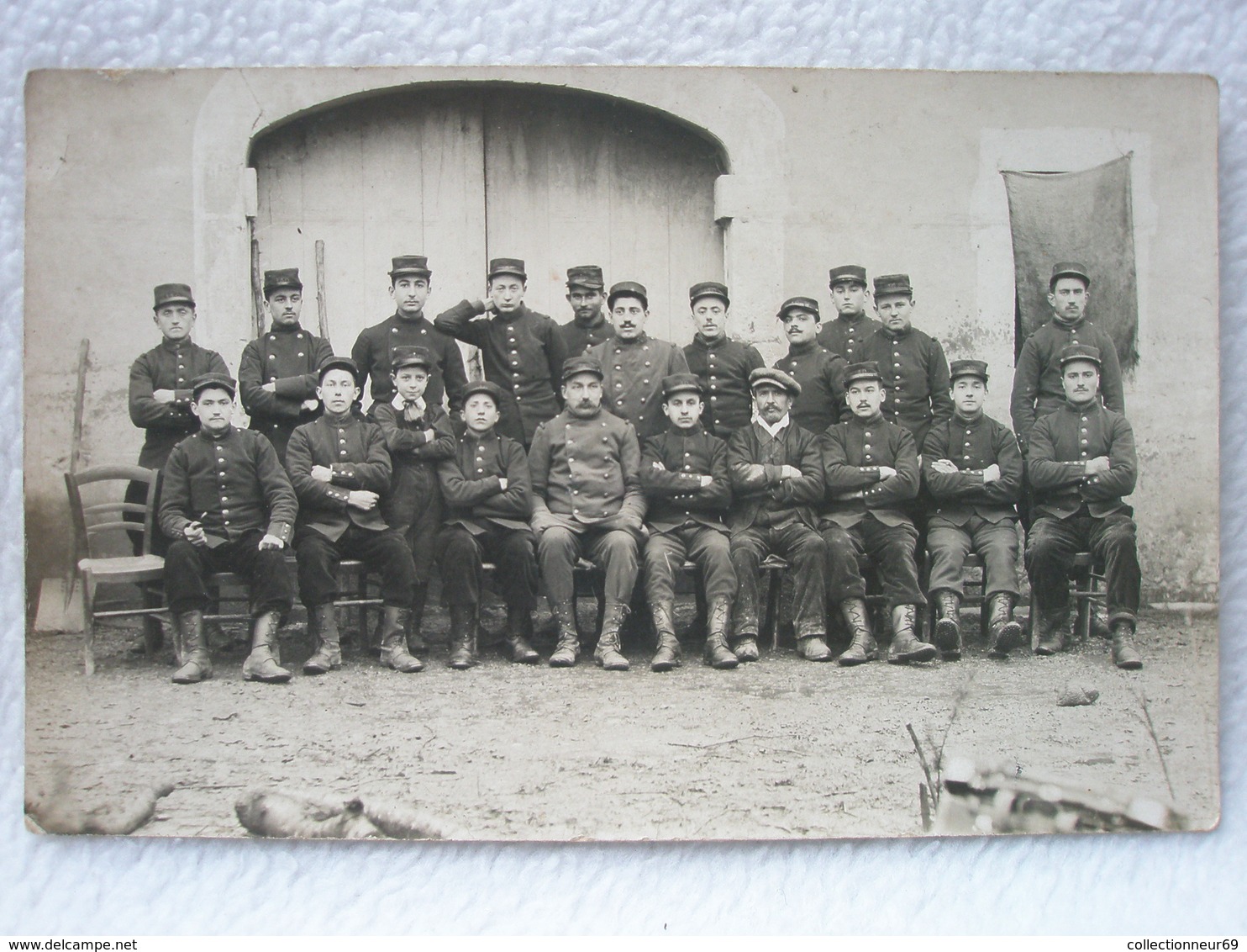 Carte Postale Photo D'un Groupe De Soldats Français à PIERRELATTE Le  Janvier 1915 / 140e Régiment D'Infanterie - Other & Unclassified