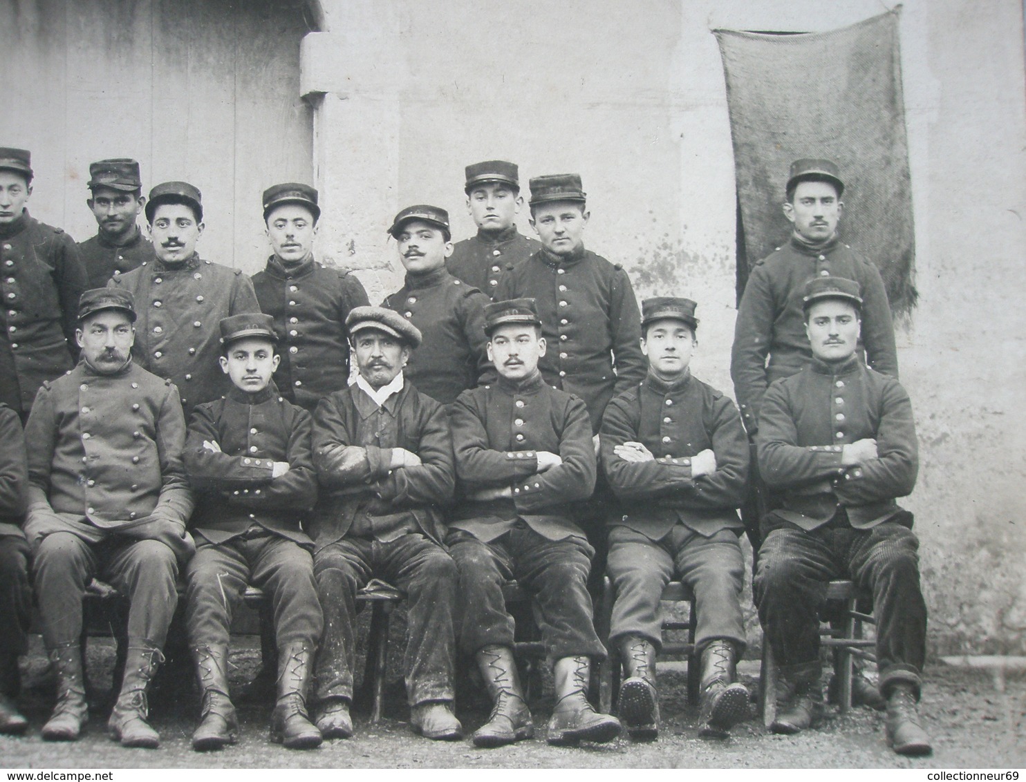 Carte Postale Photo D'un Groupe De Soldats Français à PIERRELATTE Le  Janvier 1915 / 140e Régiment D'Infanterie - Autres & Non Classés