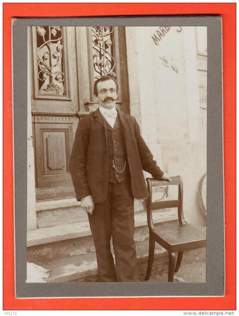 GBO-14 Photo Homme Debout, Montée Sur Carton. - Anciennes (Av. 1900)