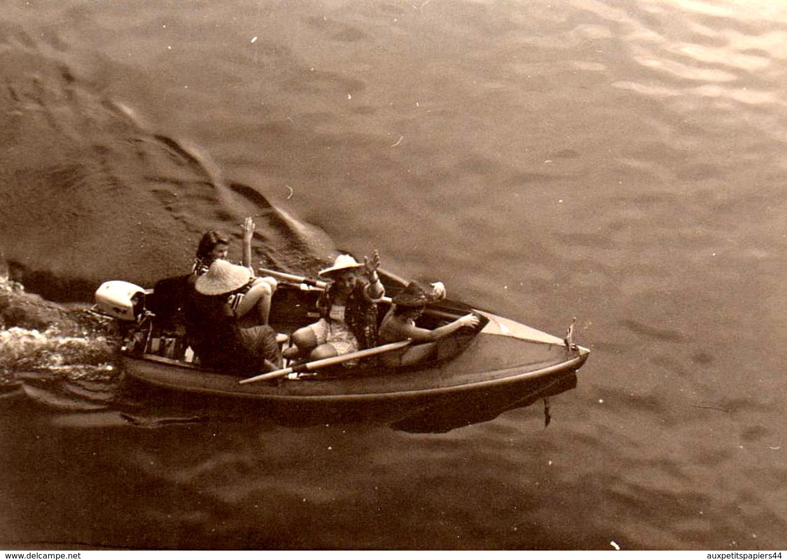 Photo Plongeante Originale Playboy & Pin-Up Naviguant Sur Un Bateau Léger Hors-bord Avec Chapeaux Chinois En 1959 - Bateaux