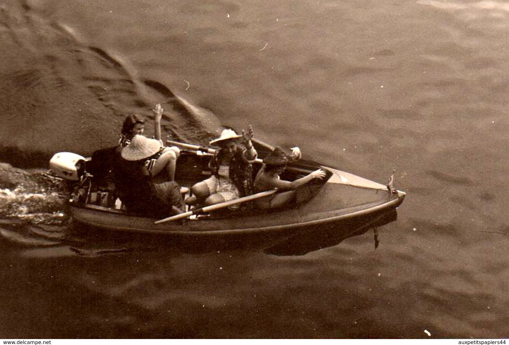 Photo Plongeante Originale Playboy & Pin-Up Naviguant Sur Un Bateau Léger Hors-bord Avec Chapeaux Chinois En 1959 - Bateaux