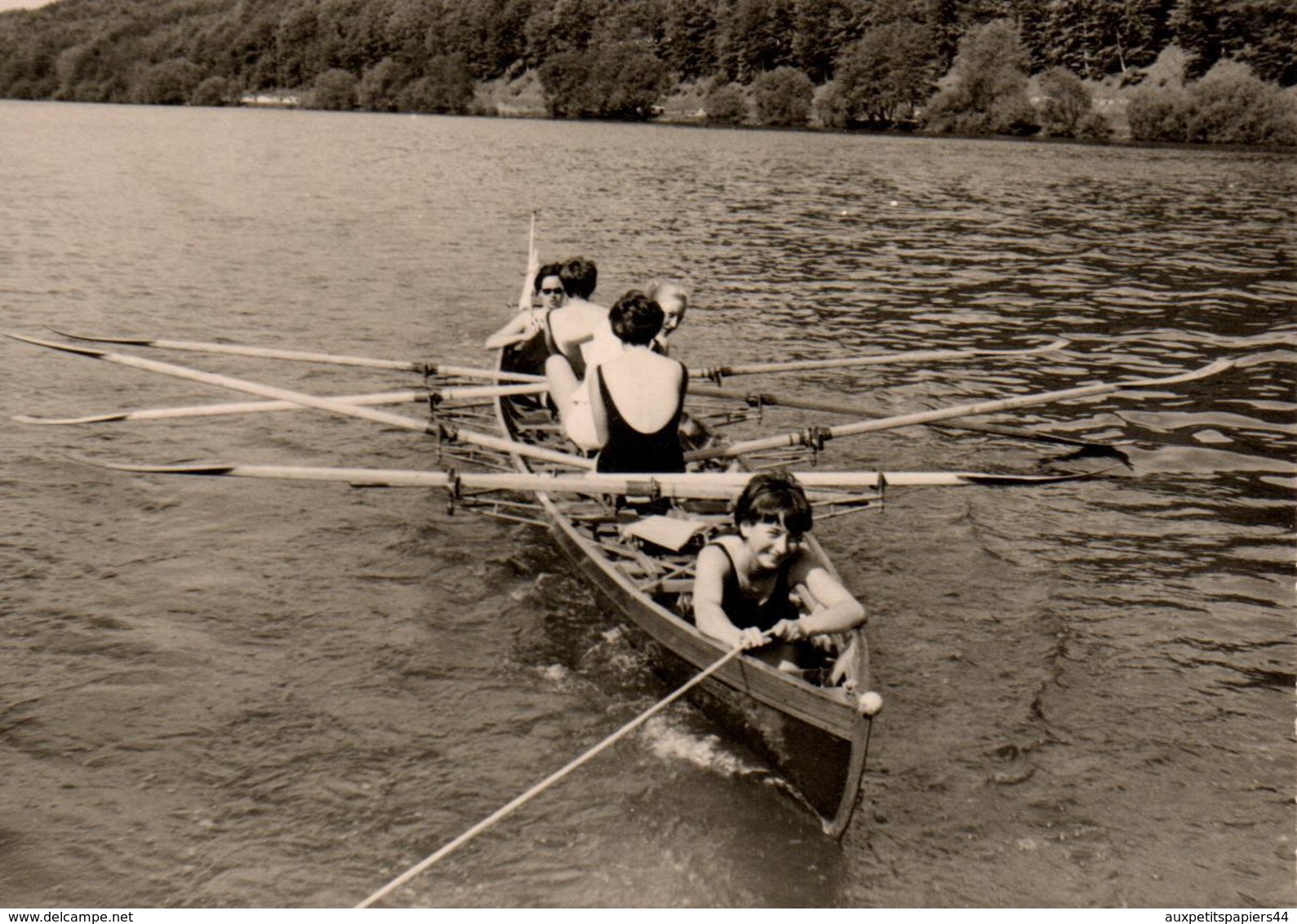 Photo Originale Remorquage De Pin-Up Sur Un Aviron à 4 Vers 1970 - Bateaux