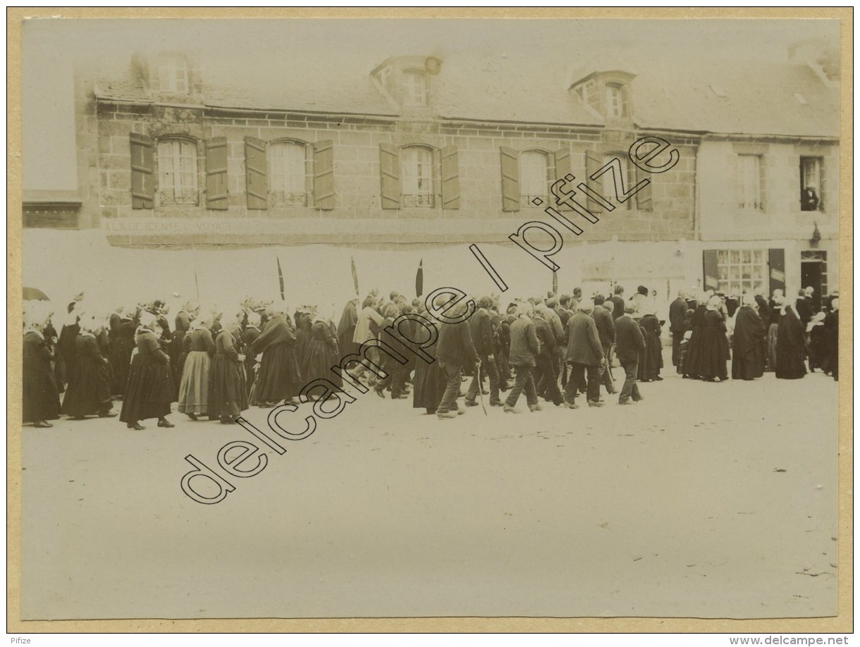 (Bretagne) Une Procession à Huelgoat . Citrate Circa 1900 . - Anciennes (Av. 1900)