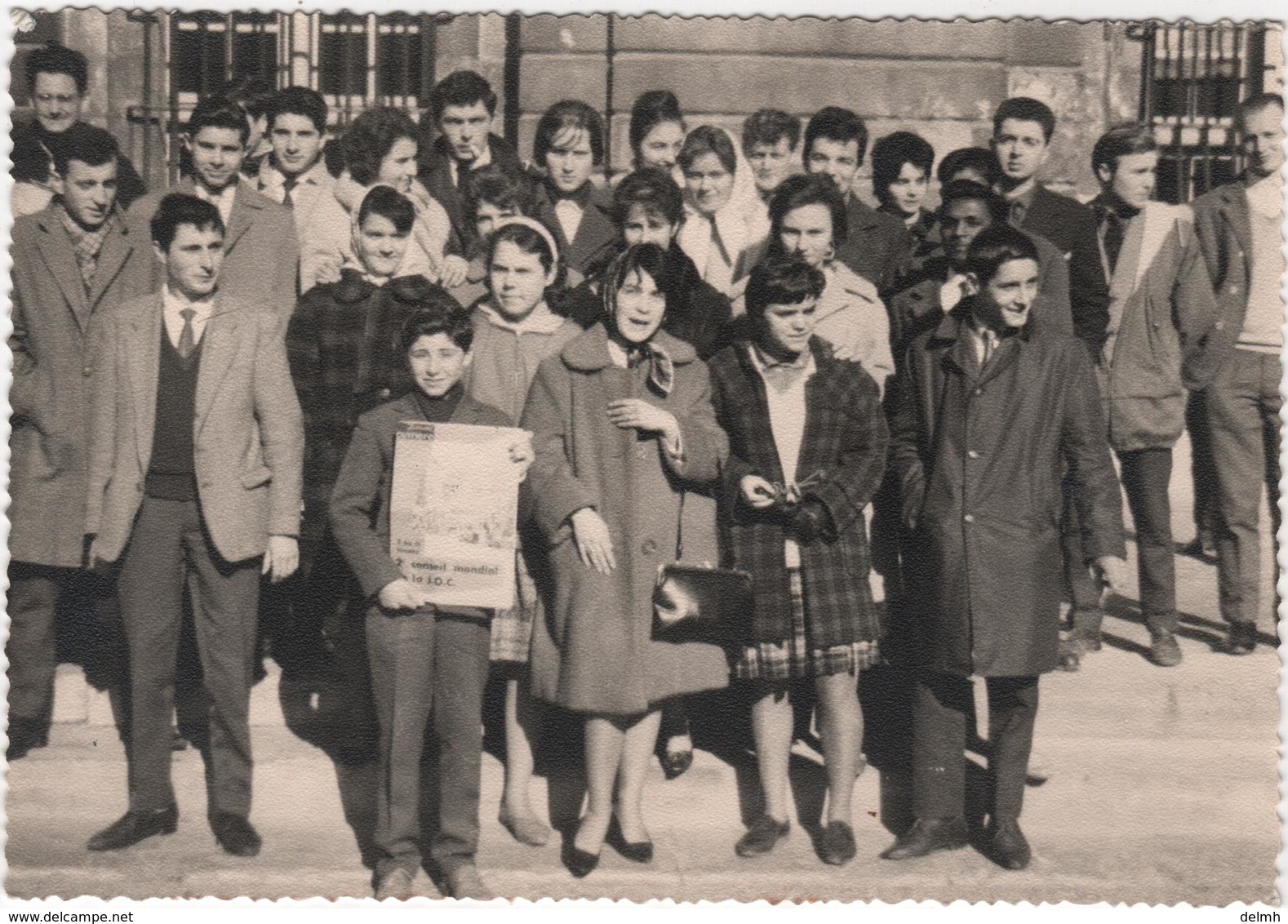 Photo Originale Lot Yonnet Personnages Nommés Au Verso Lieu à Identifier 13, 84 ? Sortie Messe Place Mairie - Pernes Les Fontaines