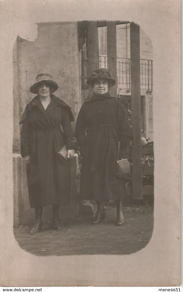 CPA Photo Deux Femmes Sur Leur Trente Et Un Départ Pour La Ville Grand Chapeau - Te Identificeren