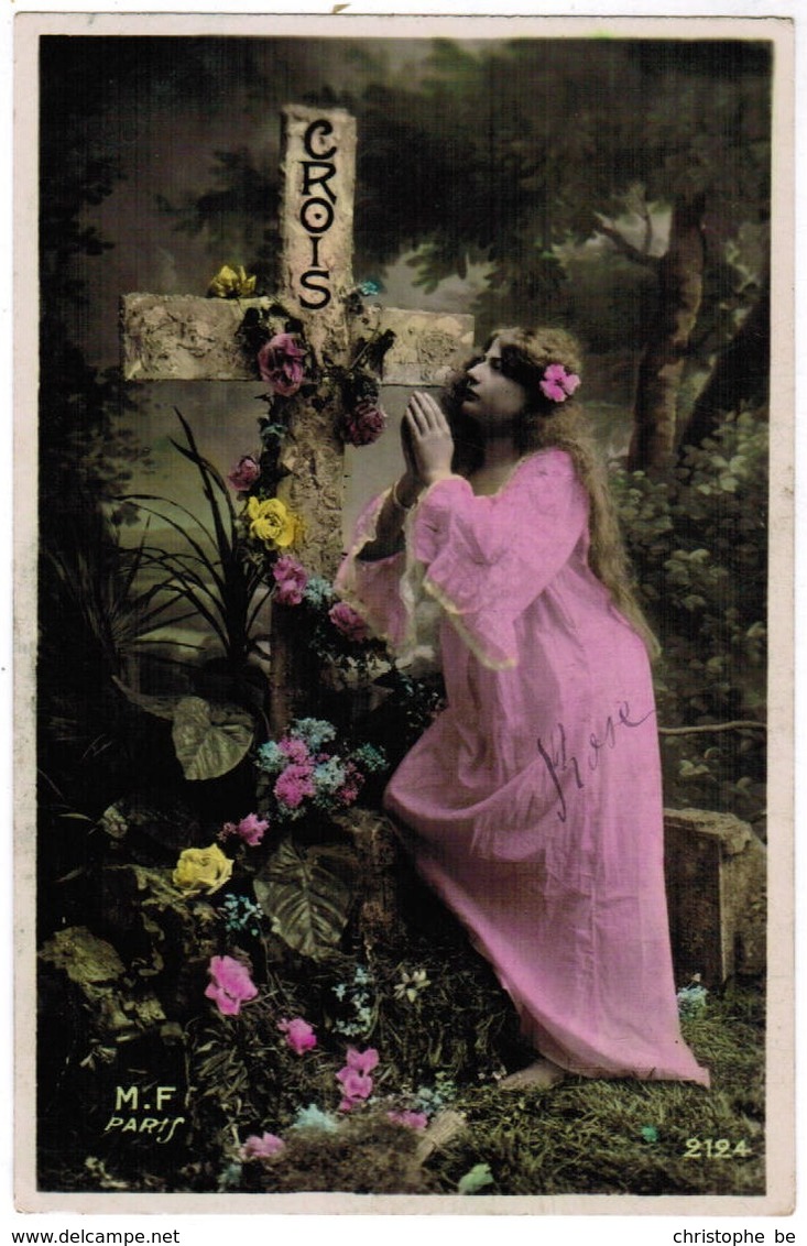 Young Girl Praying At A Cross Decorated With Flowers, Edit M.F. Paris (pk44115) - Autres & Non Classés