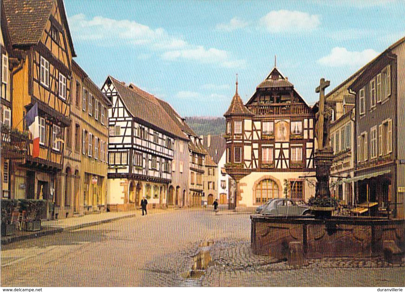 68 KAYSERSBERG - Place De L'Eglise Avec Fontaine De 1531 - Kaysersberg