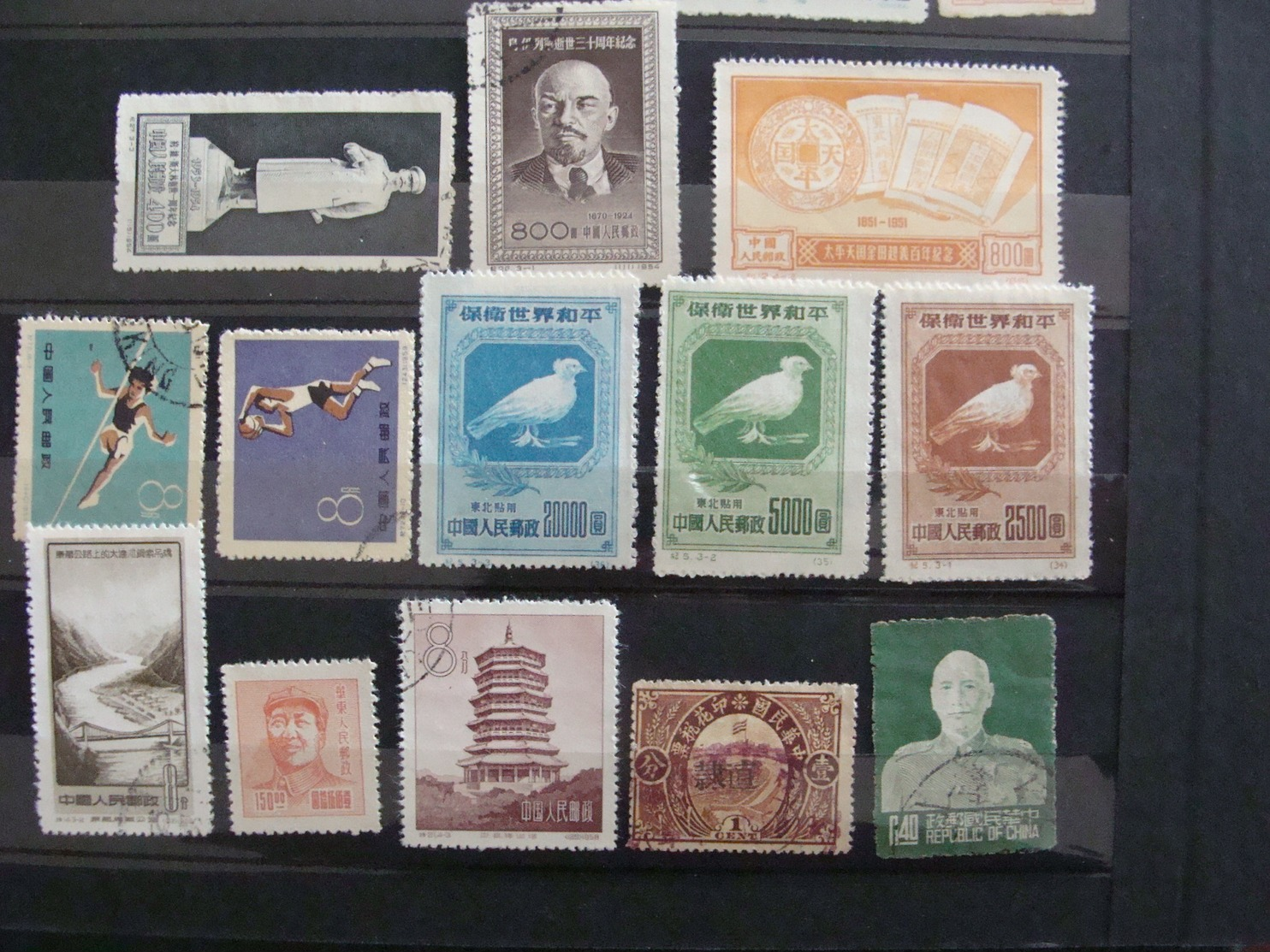 LOT CHINE CHINA 320 TIMBRES ANNEES 1910 A 1970 SUR PLANCHES AVEC PHOTOS